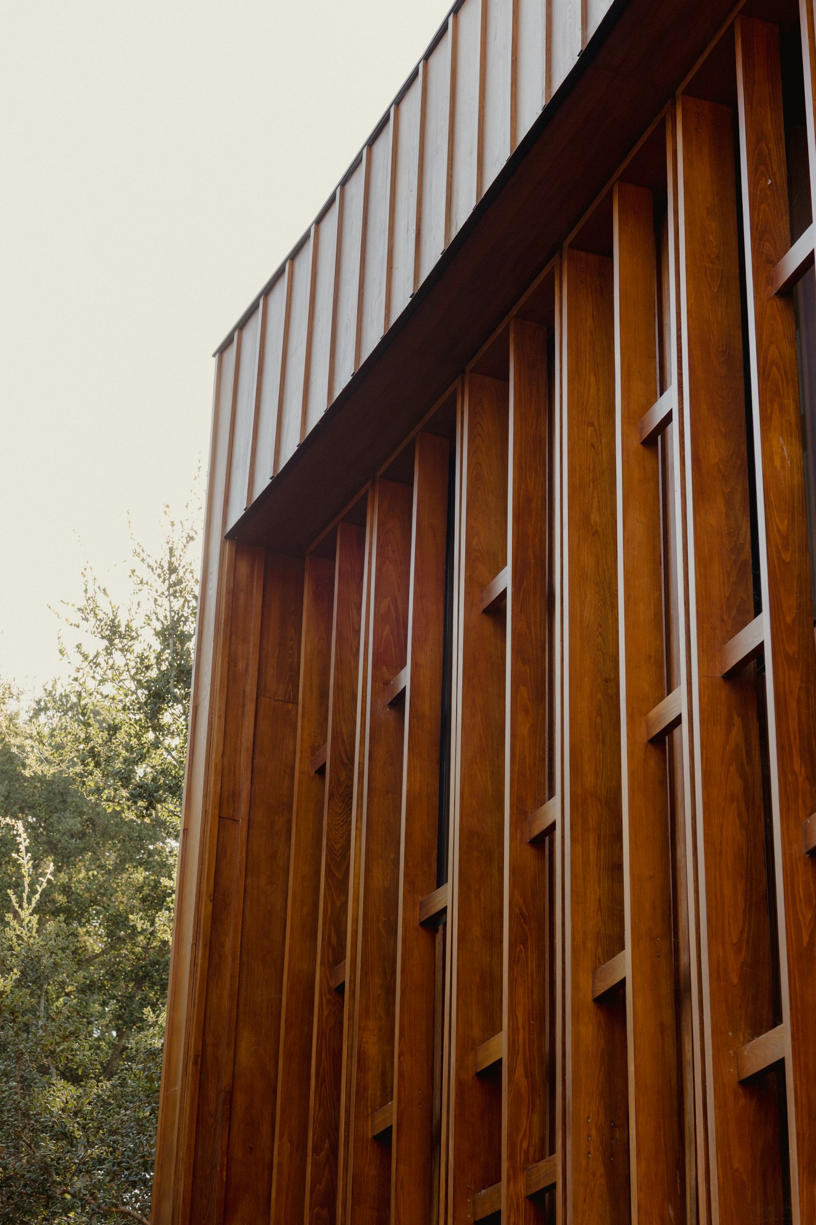 Premium-Holzfassade mit vertikalen Lamellen, warm und präzise