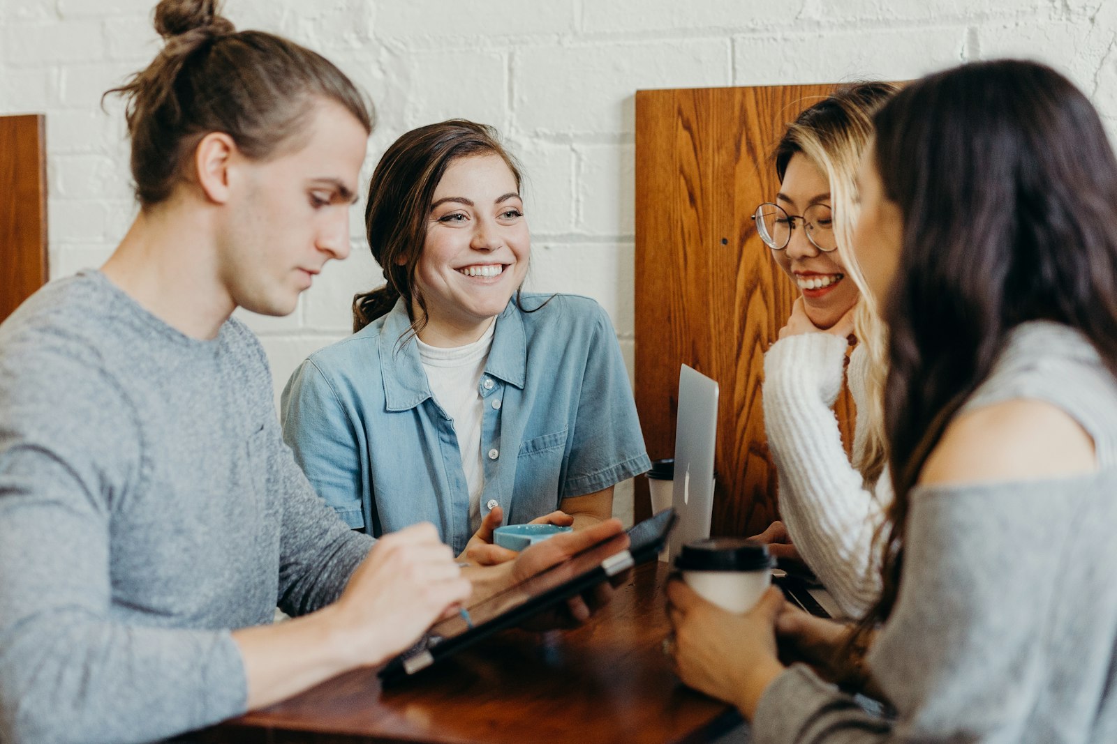 Team arbeitet gemeinsam an einem Tisch